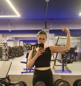 Patricia flexing in the gym